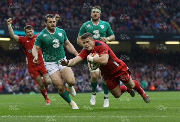 140315 - Wales v Ireland, RBS 6 Nations 2015 - Scott Williams of Wales dives in to score try