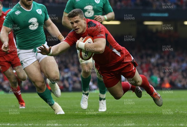 140315 - Wales v Ireland, RBS 6 Nations 2015 - Scott Williams of Wales dives in to score try