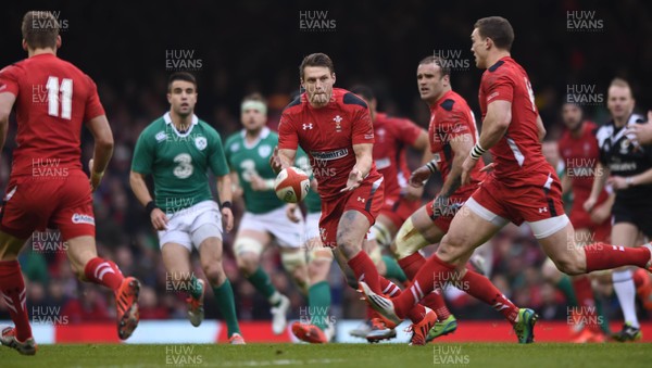 140315 - Wales v Ireland - RBS Six Nations - Wales Dan Biggar sets up an attack