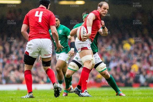 160319 - Wales v Ireland - Guinness Six Nations - Alun Wyn Jones of Wales passes the ball back