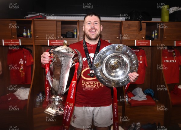 160319 - Wales v Ireland - Guinness Six Nations - Rob Evans of Wales with the trophy in the dressing room