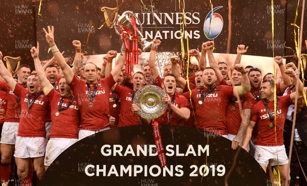 160319 - Wales v Ireland - Guinness Six Nations - Alun Wyn Jones of Wales lifts the Six Nations trophy as Jonathan Davies of Wales lifts the triple crown
