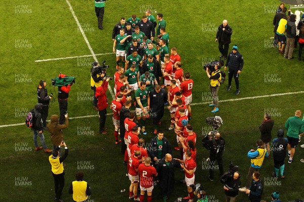 160319 - Wales v Ireland - Guinness Six Nations -  A dejected Ireland squad are applauded from the field by Players of Wales 