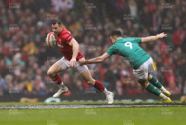 160319 - Wales v Ireland, Guinness Six Nations Championship 2019 - Gareth Davies of Wales breaks past Conor Murray of Ireland
