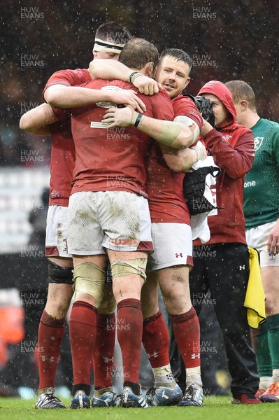 160319 - Wales v Ireland - Guinness Six Nations - Wales players celebrate winning the Guinness Six Nations and the Grand Slam