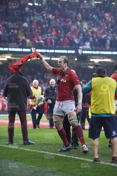 160319 - Wales v Ireland - Guinness Six Nations - Alun Wyn Jones of Wales celebrates winning the Guinness Six Nations and the Grand Slam