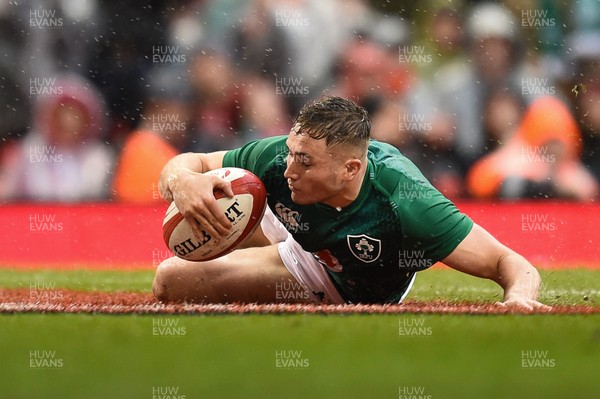 160319 - Wales v Ireland - Guinness Six Nations - Jordan Larmour of Ireland scores a try