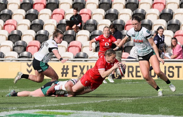 200425 - Wales v Ireland, Guinness Women’s Six Nations 2025 - Hannah Bluck of Wales powers over to score try