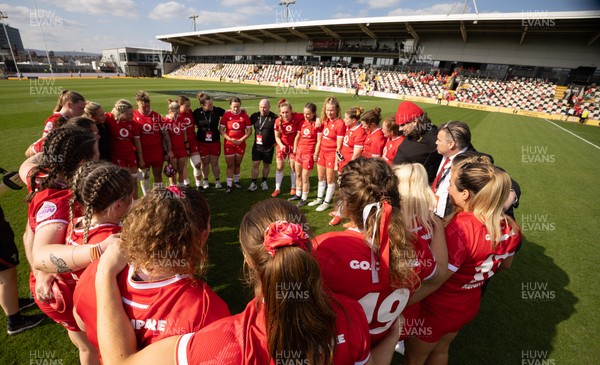 200425 - Wales v Ireland, Guinness Women’s Six Nations 2025 - The Wales team huddle up at the end of the match