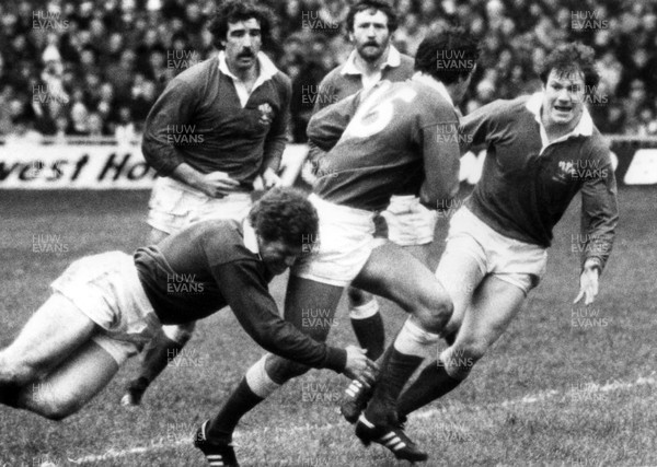 210281 - Wales v Ireland - Five Nations - Gwyn Evans feeds Rhodri Lewis as John O'Driscoll tackles