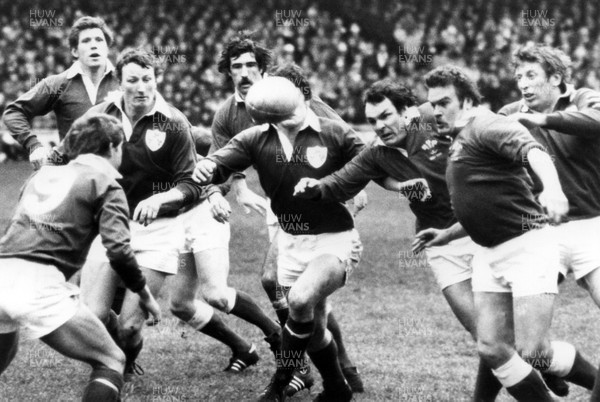 210281 - Wales v Ireland - Five Nations - Clive Burgess palms down the ball to Gerald Williams