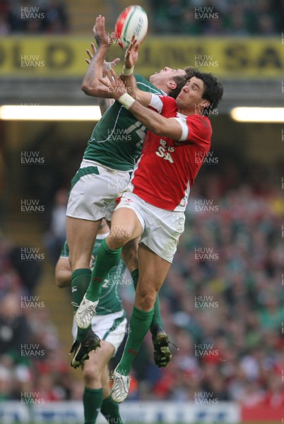 21.03.09 Wales V Ireland... Ireland's Tommy Bowe and Mike Phillips challenge for the ball. 