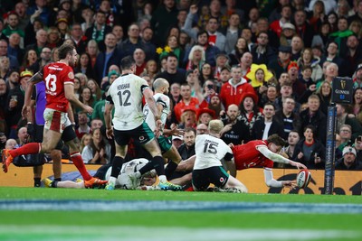 220225 - Wales v Ireland - Guinness Six Nations - Ellis Mee of Wales scores a try that is later disallowed