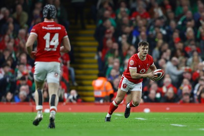 220225 - Wales v Ireland - Guinness Six Nations - Jarrod Evans of Wales runs with the ball