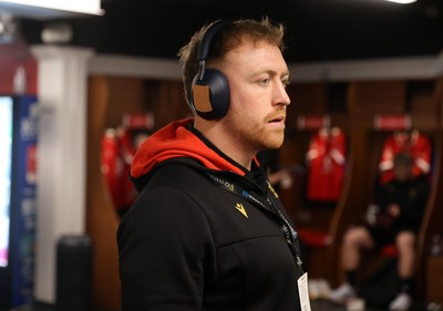 220225 - Wales v Ireland - Guinness 6 Nations Championship - Tommy Reffell of Wales in the dressing room before the game