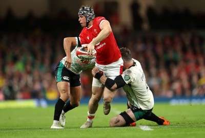 220225 - Wales v Ireland - Guinness 6 Nations Championship - Tom Rogers of Wales is tackled by James Lowe and Peter O�Mahony of Ireland 