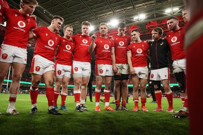 220225 - Wales v Ireland - Guinness 6 Nations Championship - Wales team huddle at full time