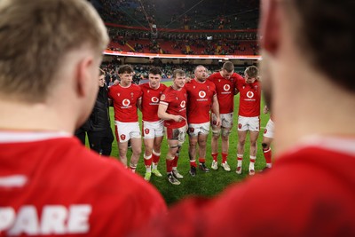 220225 - Wales v Ireland - Guinness 6 Nations Championship - Jac Morgan of Wales speaks in the Wales team huddle at full time