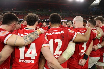 220225 - Wales v Ireland - Guinness 6 Nations Championship - Wales huddle