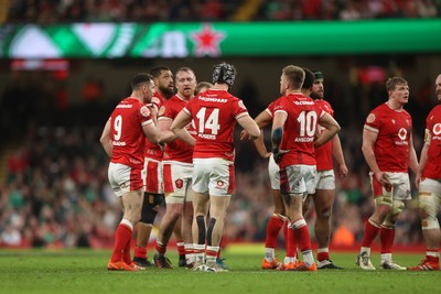 220225 - Wales v Ireland - Guinness 6 Nations Championship - Wales team huddle