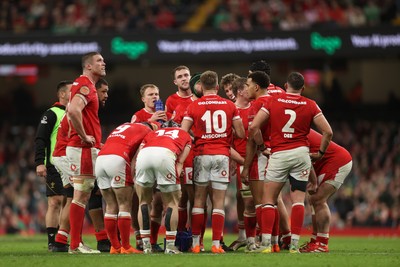 220225 - Wales v Ireland - Guinness 6 Nations Championship - Wales team huddle