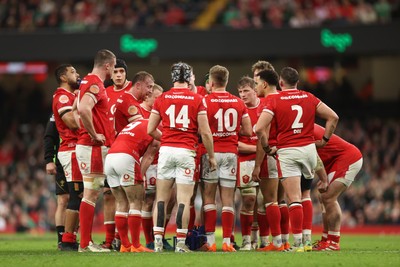 220225 - Wales v Ireland - Guinness 6 Nations Championship - Wales team huddle