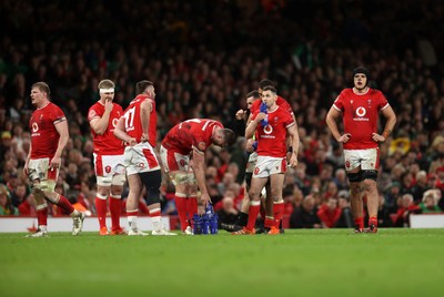 220225 - Wales v Ireland - Guinness 6 Nations Championship - Wales team huddle