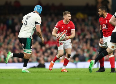 220225  Wales v Ireland, 2025 Guinness Six Nations - Gareth Anscombe of Wales attacks