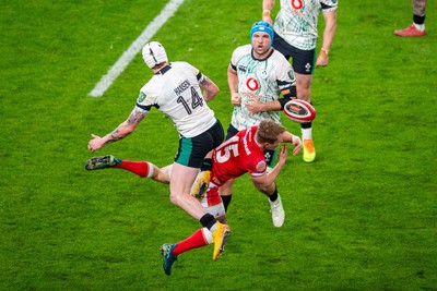 220225 - Wales v Ireland - Guinness Six Nations - Blair Murray of Wales and Mack Hansen of Ireland compete for the high ball