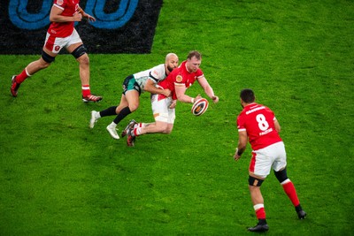 220225 - Wales v Ireland - Guinness Six Nations - Tommy Reffell of Wales passes to Taulupe Faletau of Wales under pressure from Jamison Gibson-Park of Ireland