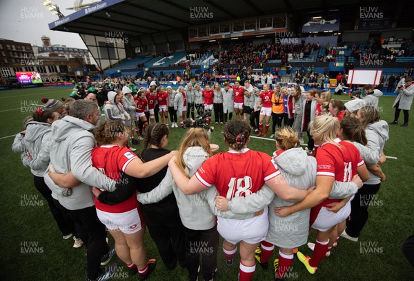 250323 - Wales v Ireland, TikToc Women’s 6 Nations - The Wales team huddle together at the end of the match