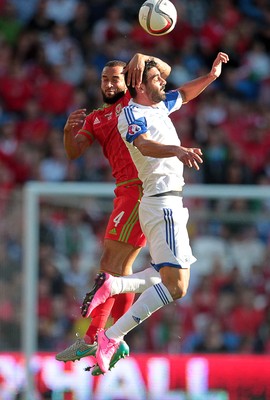 060915 - Wales v Israel - UEFA European Championship Qualifier - Ashley Richards of Wales and Eran Zahavi of Israel go up for the header