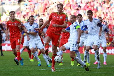 060915 - Wales v Israel - UEFA European Championship Qualifier - David Edwards of Wales fires a shot towards goal