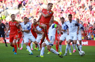 060915 - Wales v Israel - UEFA European Championship Qualifier - David Edwards of Wales fires a shot towards goal