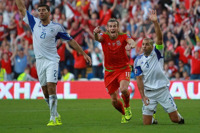 060915 - Wales v Israel - UEFA European Championship Qualifier - Gareth Bale of Wales celebrates prematurely as his last minute goal is disallowed