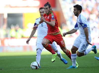 060915 - Wales v Israel, UEFA European Championship 2016 Qualifying match - Gareth Bale of Wales takes on Bibras Natcho of Israel and Orel Dgani of Israel