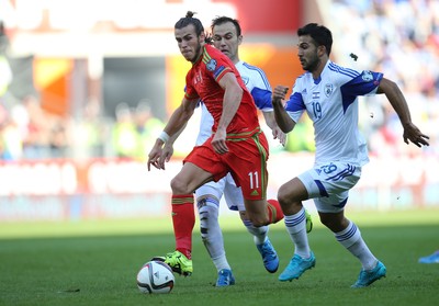 060915 - Wales v Israel, UEFA European Championship 2016 Qualifying match - Gareth Bale of Wales takes on Bibras Natcho of Israel and Orel Dgani of Israel