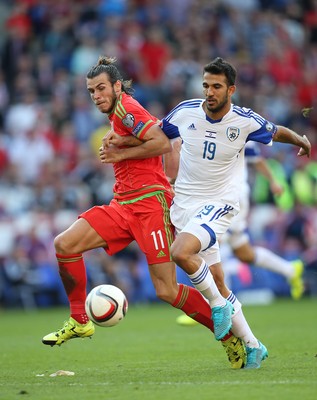 060915 - Wales v Israel, UEFA European Championship 2016 Qualifying match - Gareth Bale of Wales and Orel Dgani of Israel compete for the ball