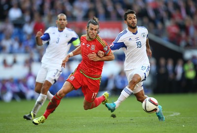 060915 - Wales v Israel, UEFA European Championship 2016 Qualifying match - Gareth Bale of Wales and Orel Dgani of Israel compete for the ball