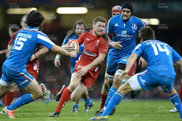 010214 - Wales v Italy - RBS Six Nations 2014 -Rhys Priestland of Wales gets into space