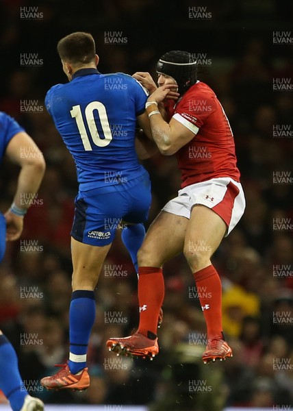 010220 - Wales v Italy - Guinness 6 Nations - Tommaso Allan of Italy and Leigh Halfpenny of Wales collide in the air