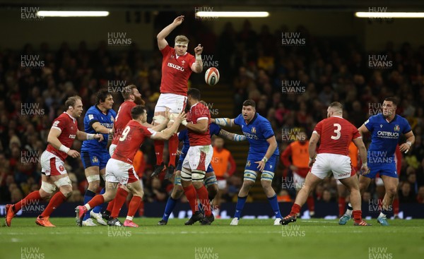 010220 - Wales v Italy - Guinness 6 Nations - Aaron Wainwright of Wales wins the line out