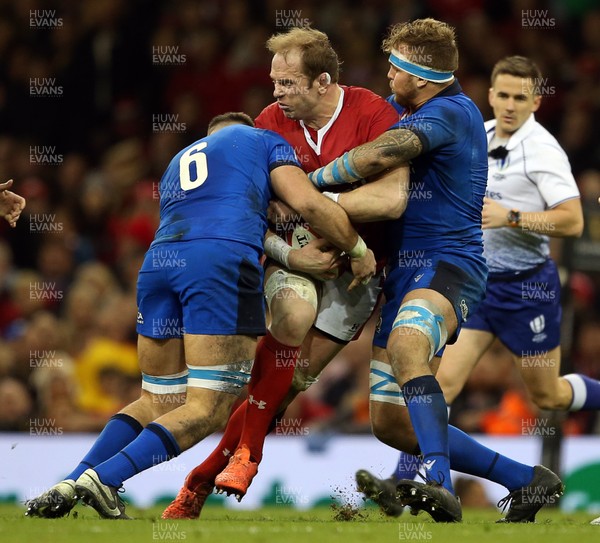 010220 - Wales v Italy - Guinness 6 Nations - Alun Wyn Jones of Wales is tackled by Sebastian Negri and Niccolo Cannone of Italy
