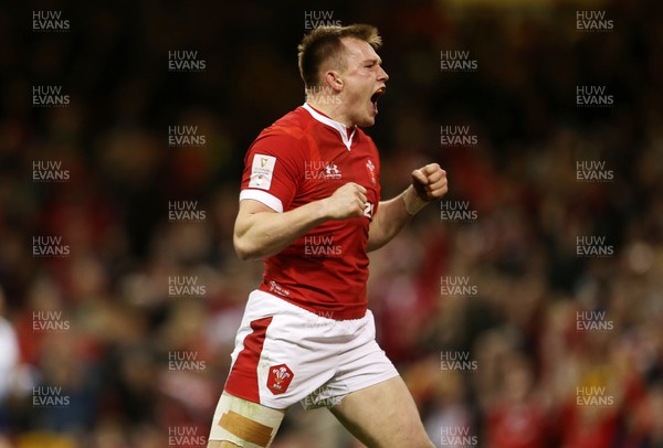 010220 - Wales v Italy - Guinness 6 Nations - Nick Tompkins celebrates scoring his first try for Wales