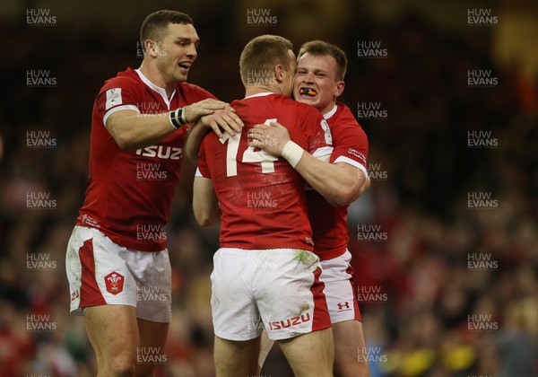 010220 - Wales v Italy - Guinness 6 Nations - Nick Tompkins celebrates scoring his first try for Wales with team mates Johnny McNicholl and George North