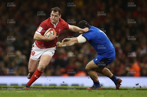 010220 - Wales v Italy - Guinness 6 Nations - Ryan Elias of Wales is tackled by Federico Zani of Italy