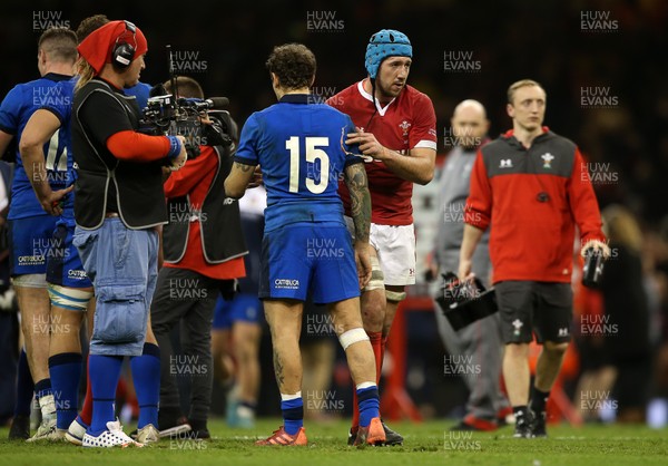 010220 - Wales v Italy - Guinness 6 Nations - Justin Tipuric of Wales with Matteo Minozzi of Italy at full time