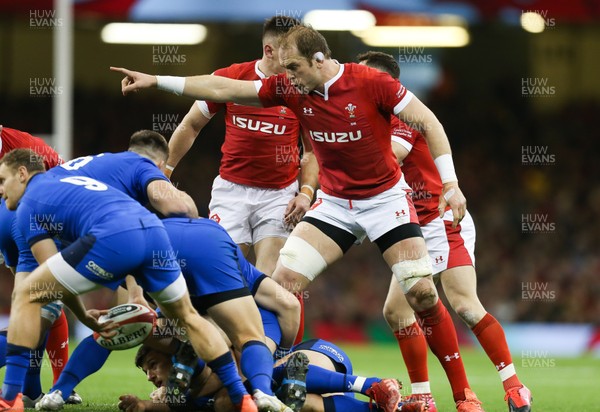 010220 - Wales v Italy, Guinness Six Nations -   Alun Wyn Jones of Wales issues instructions