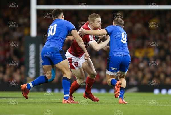 010220 - Wales v Italy, Guinness Six Nations -   Johnny McNicholl of Wales takes on Tommaso Allan of Italy  and Callum Braley of Italy