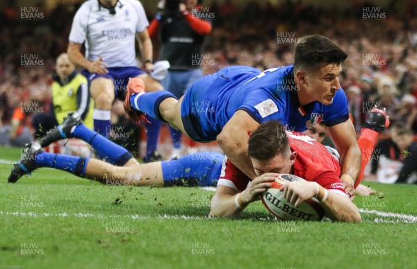 010220 - Wales v Italy, Guinness Six Nations -   Josh Adams of Wales betas Tommaso Allan of Italy as he dives in to score try